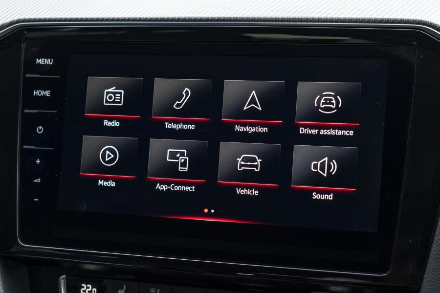 Детали интерьера Volkswagen Passat R-Line Estate (B8) 2019 года  (UK) (фото 8 из 25)